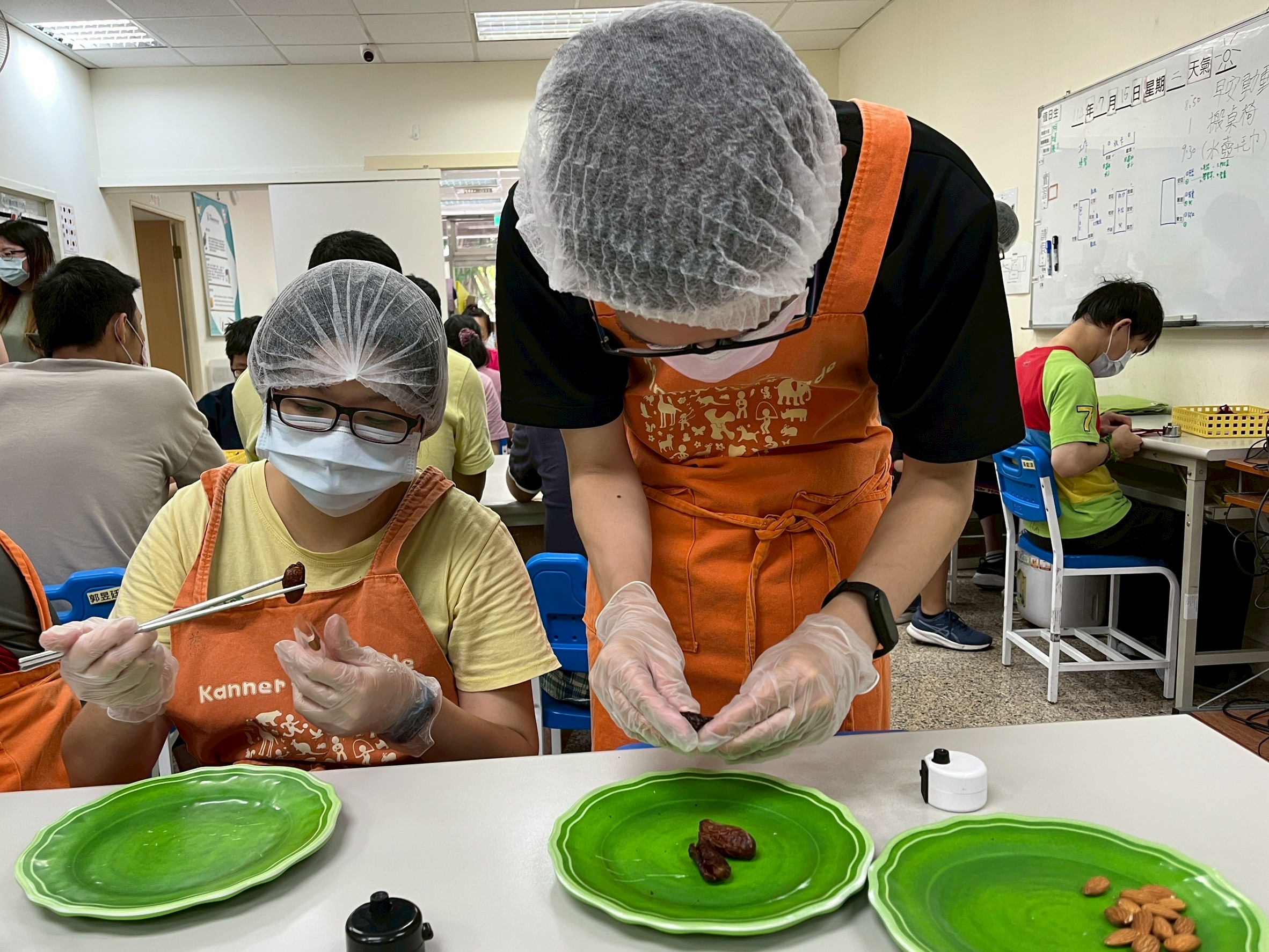 friDay購物首度與國立中央大學亞洲影響力衡量與管理研究總中心合作，共同推出「人與地球優選市集」，以「選好物做好事」為核心理念，首波攜手六家深耕在地的社會企業與社福團體，推出兼具永續與公益意義的中秋禮盒，讓中秋送禮不只是表達情意，更是一種實踐社會關懷與環境永續的行動。