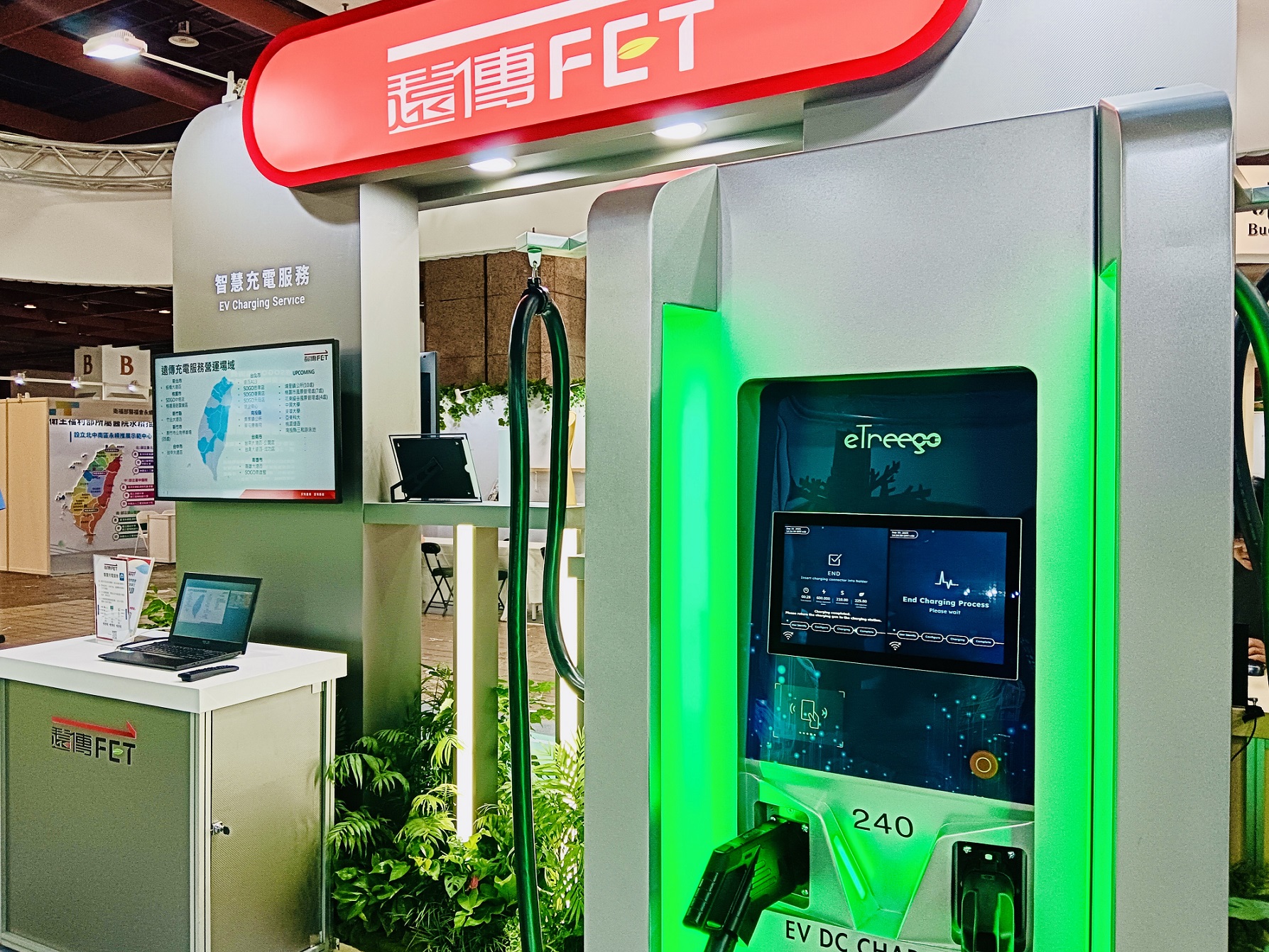 二、遠傳展出「智慧充電」與「智慧淨零校園」兩大低碳節能創新應用。