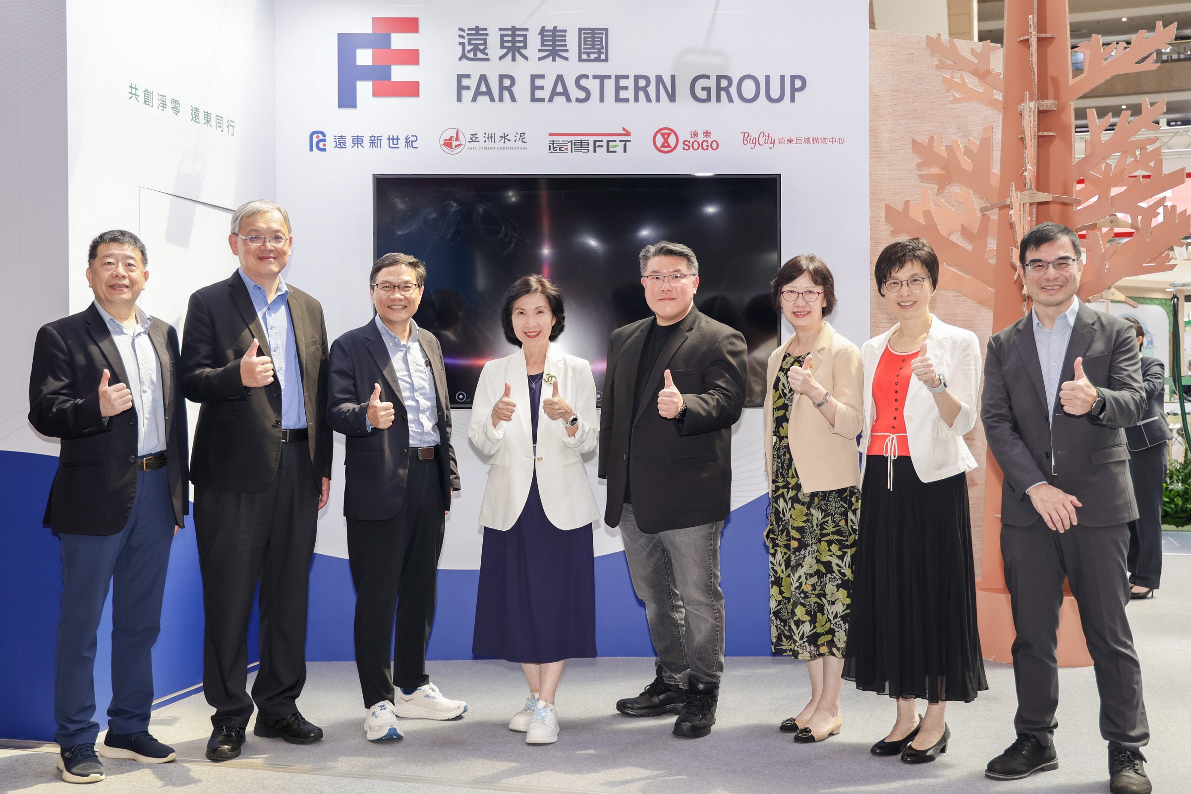 一、「2025亞太永續博覽會」今登場，遠傳電信總經理井琪(左四)率經營管理團隊親赴現場。