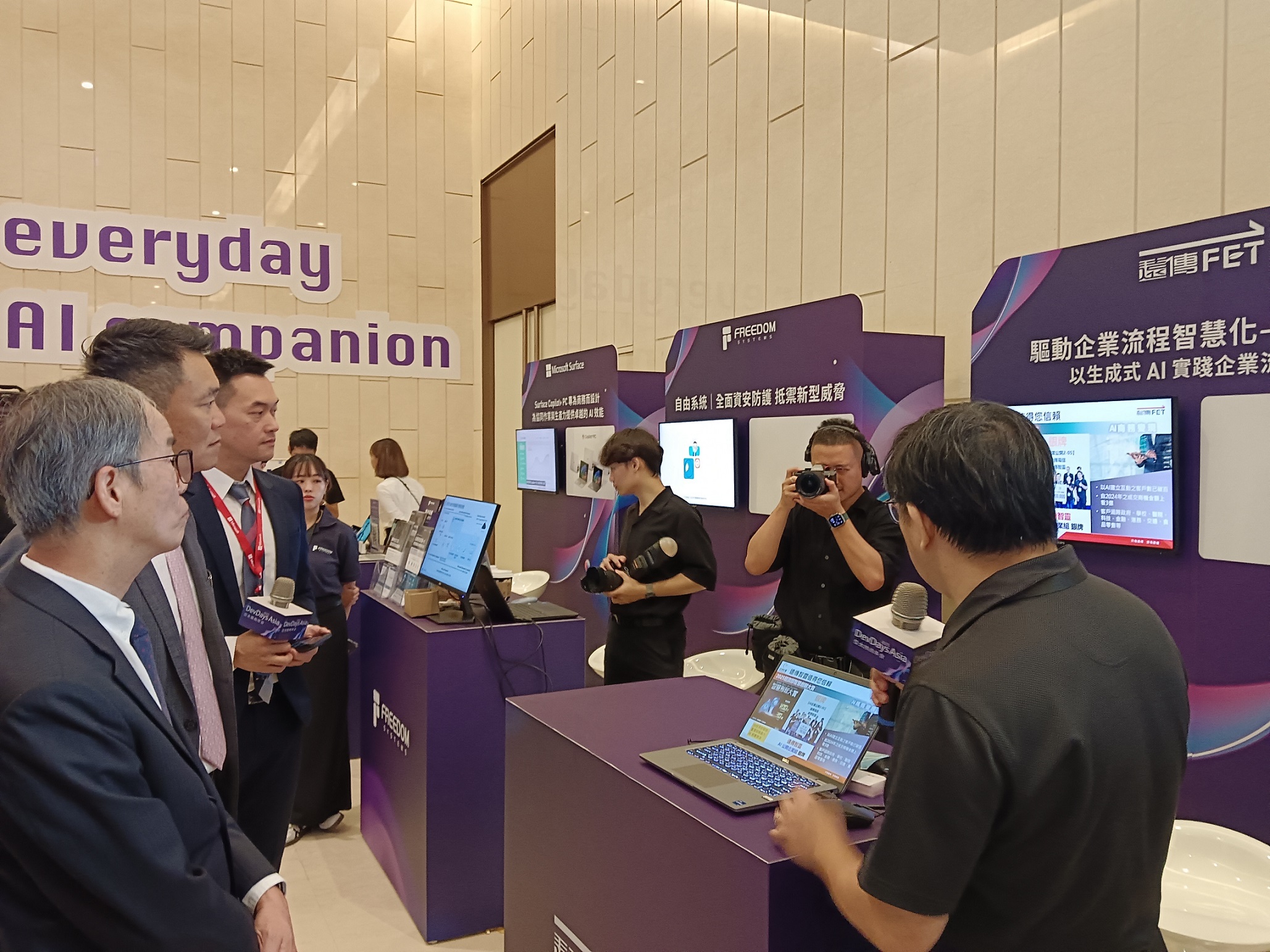 二、遠傳電信以自主研發的「遠傳智靈」AI平台，透過「內外兼修」擴大各領域應用落地，助企業實現AI最大商業價值，獲得經濟部「智慧創新大賞」銀牌肯定。