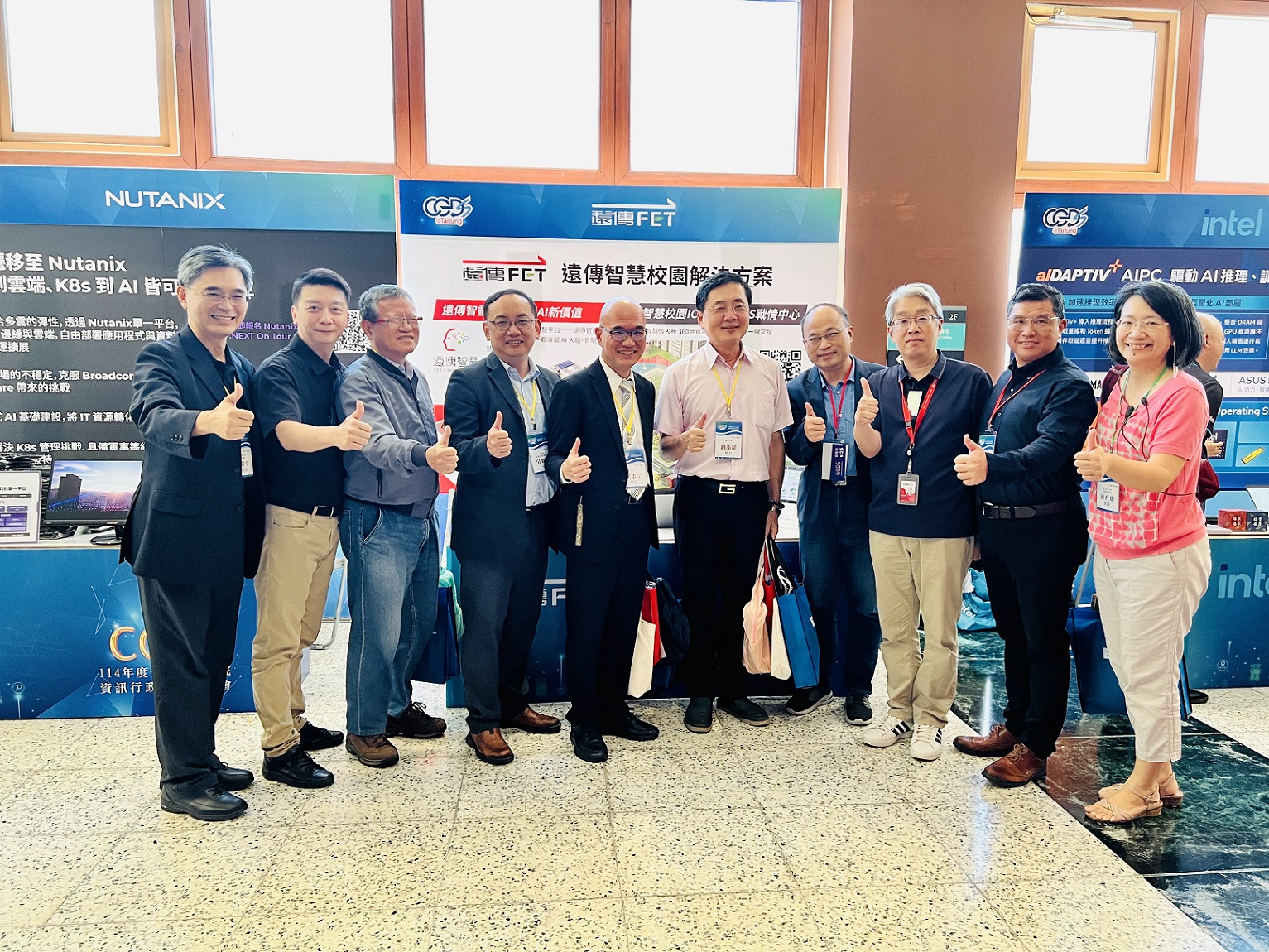 三、台東大學校長鄭憲宗(左5)、佛光大學校長趙涵捷(右5)等貴賓蒞臨遠傳攤位指導交流。