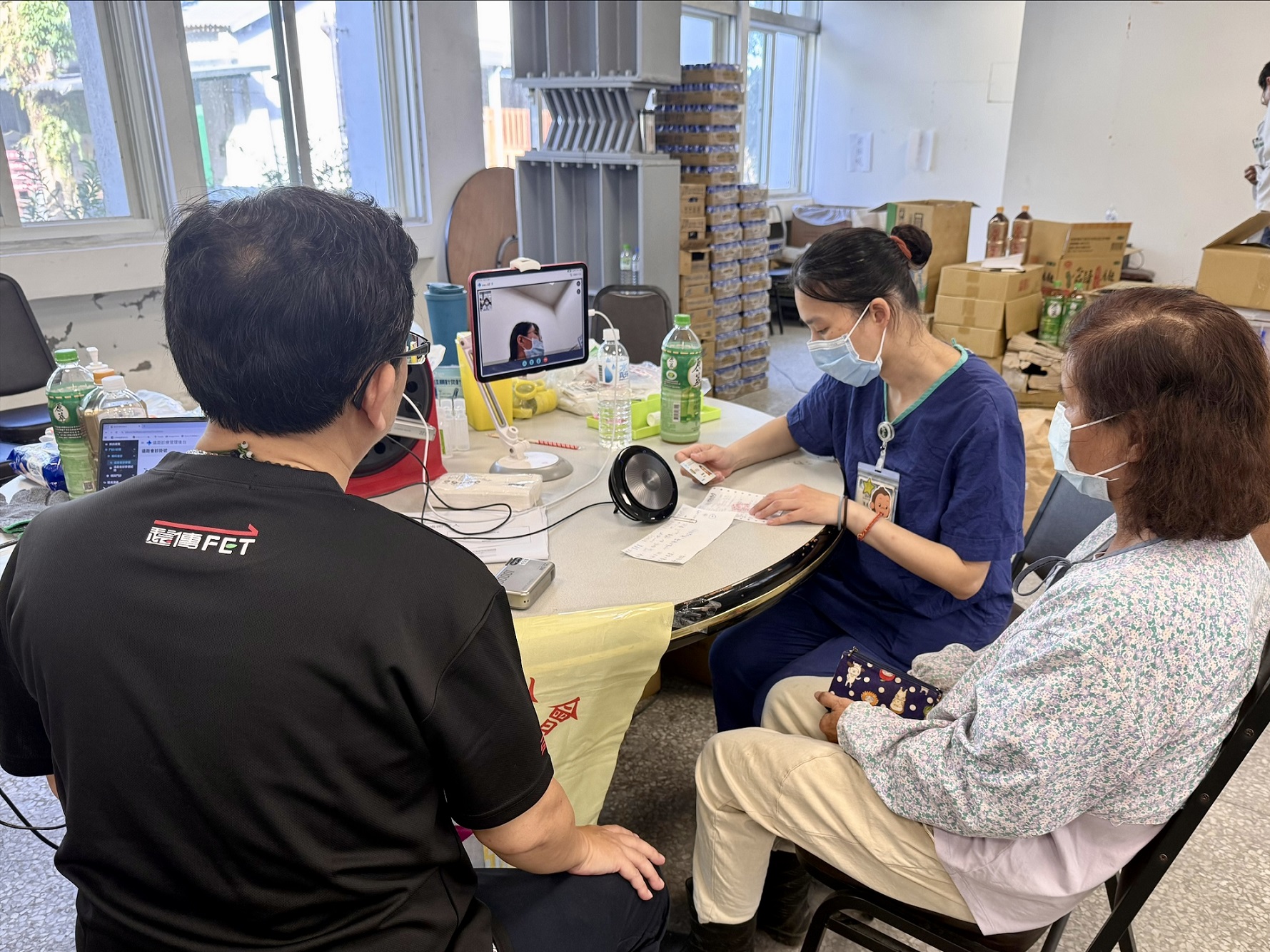 三、遠傳長期深耕花東偏鄉醫療，此次出動智慧醫療團隊進駐花蓮慈濟醫院光復醫療站現場，協助視訊門診服務順利展開和進行，並準備高敏感指向性麥克風、方便攜帶的平板電腦等，讓問診零時差。