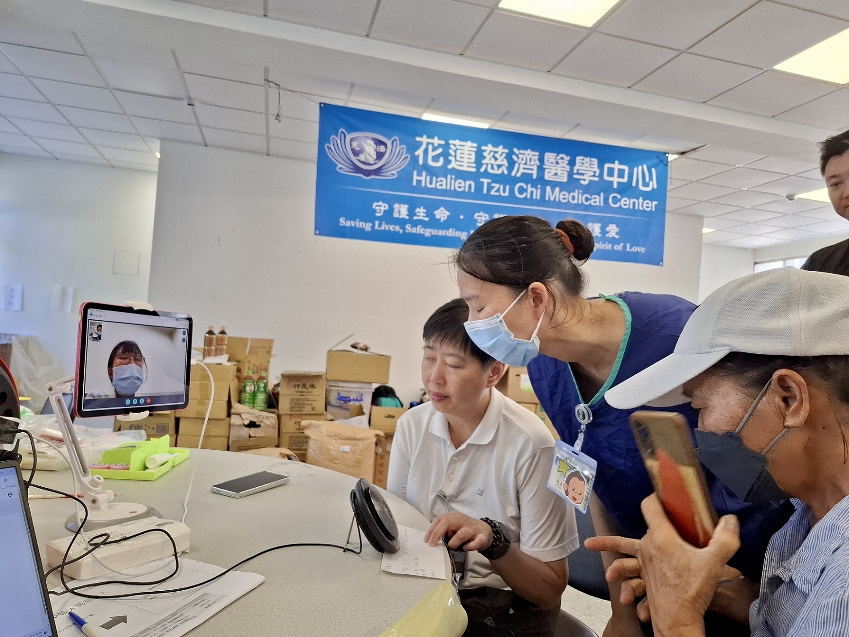 二、光復鄉災區民眾面臨藥物用罄、遺失等情形，可至光復第一、第二醫療站，透過5G遠距診療即時上傳血壓、血氧、心跳等量測數據，再由遠端家醫科醫師同步視訊問診並查詢健保署雲端藥歷，避免因交通不便而影響規律服藥，也擴增花慈團隊駐點醫師的醫療量能。