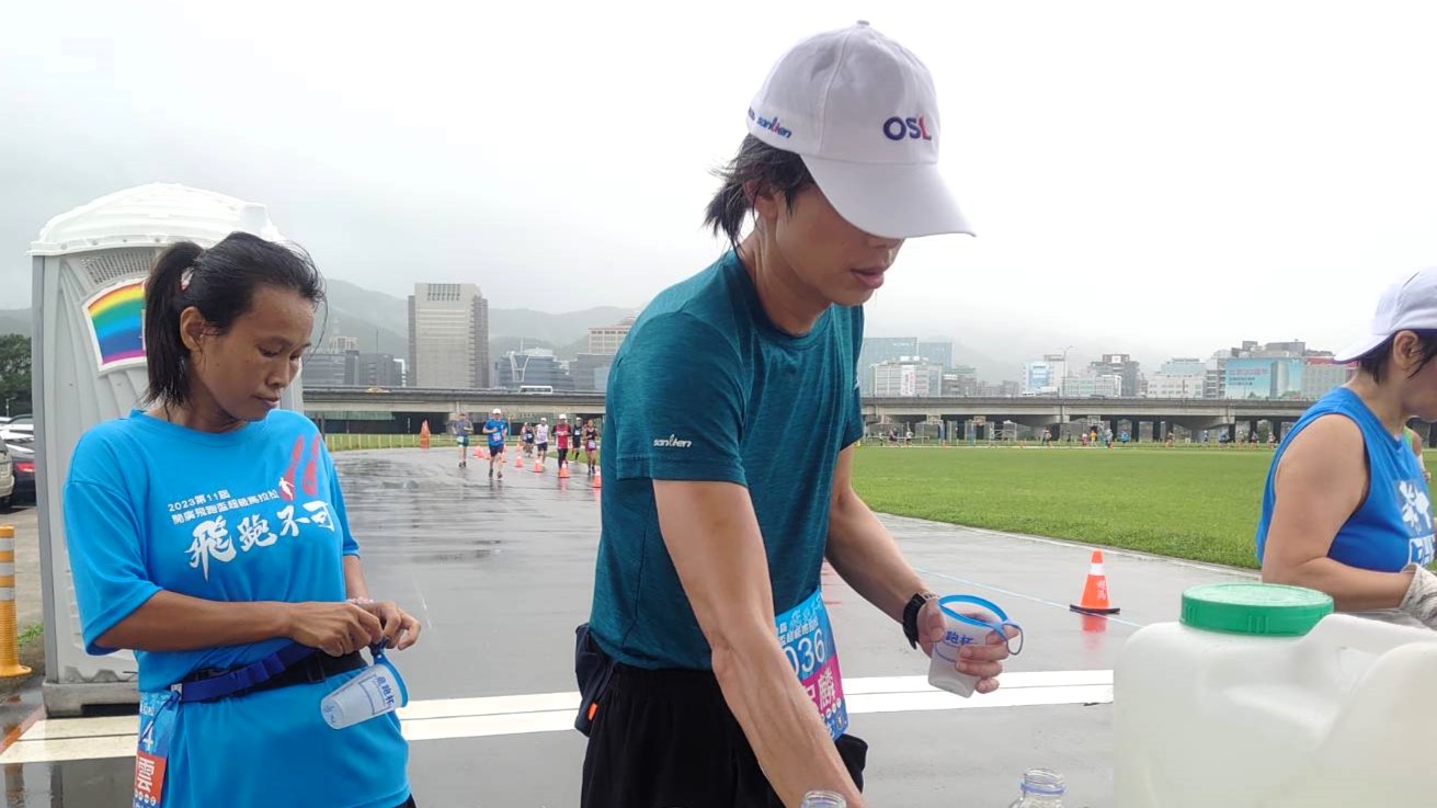 「環保飛跑杯」，鼓勵跑者在賽場上重複使用。