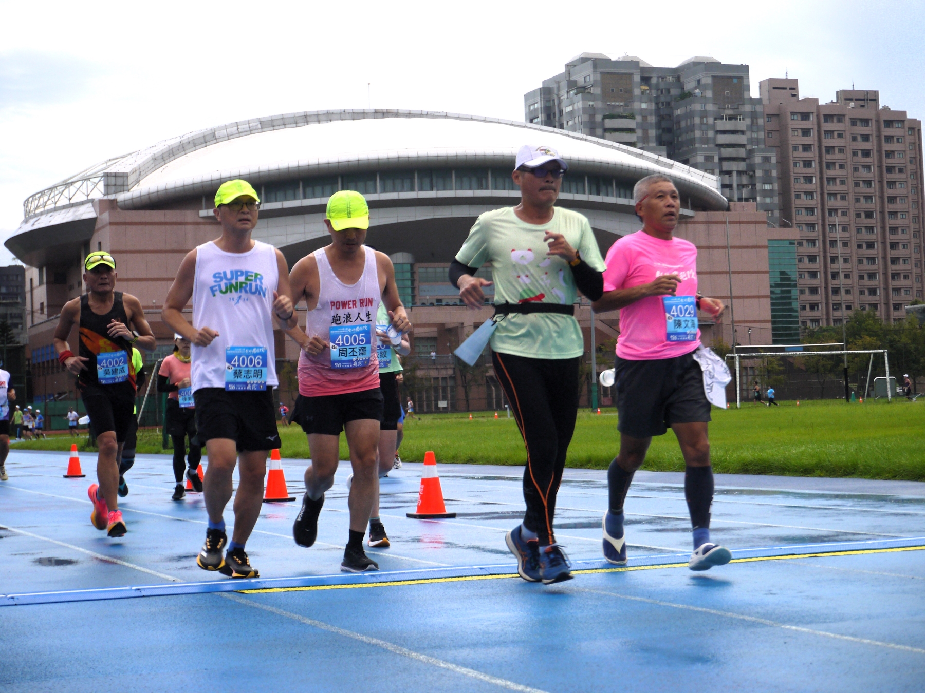繞圈型賽道設於南港高工田徑場，環境平穩、安全且易於配速，適合挑戰個人最佳成績。