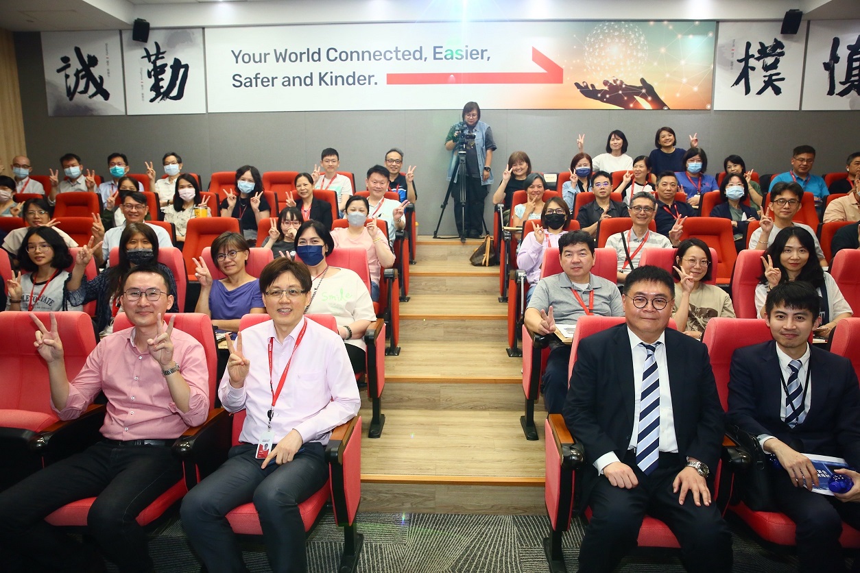 遠傳舉辦包含退休理財講座等關懷活動，協助資深同仁提前規劃退休生活