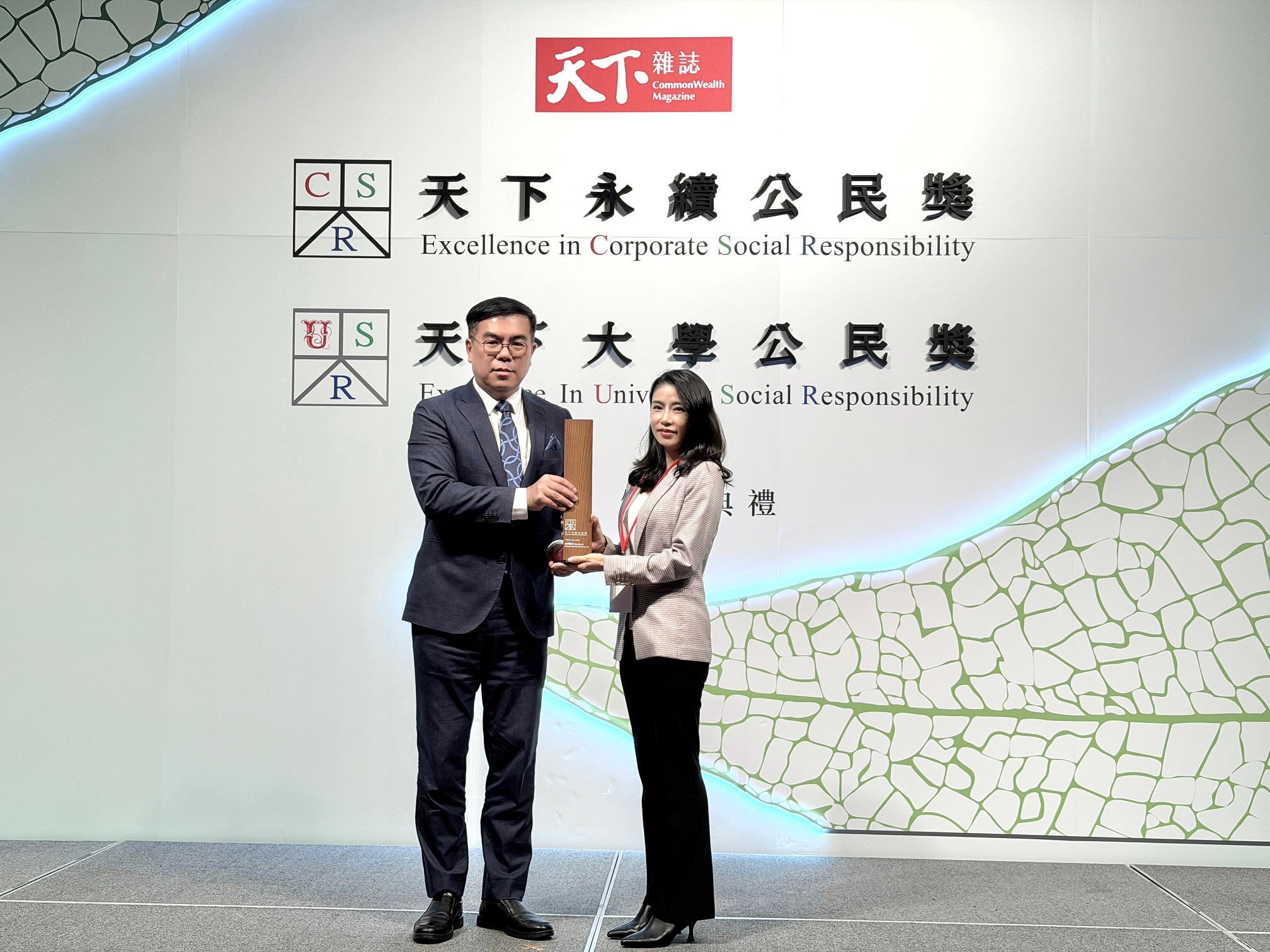 遠傳再度蟬聯《天下永續公民獎》，今（７）日舉辦頒獎典禮，由環境部長彭啟明代表頒發，遠傳永續長林慧珊 (右)代表出席受獎