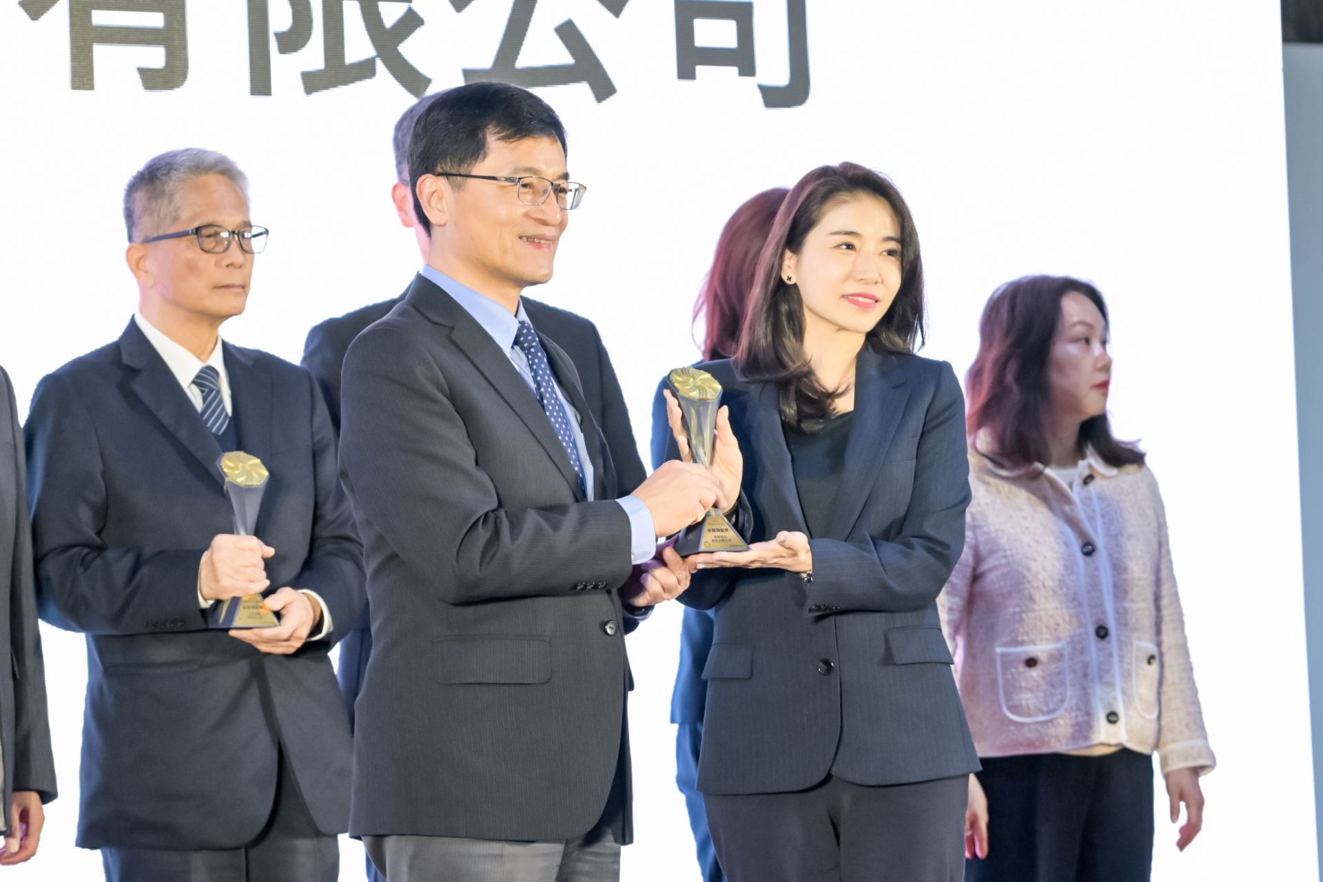 遠傳榮獲經濟部「Buying Power採購獎勵」最高榮譽 「卓越領航獎」，經濟部政務次長何晉滄親自頒發，遠傳公關暨企業永續長林慧珊（右）代表出席領獎。