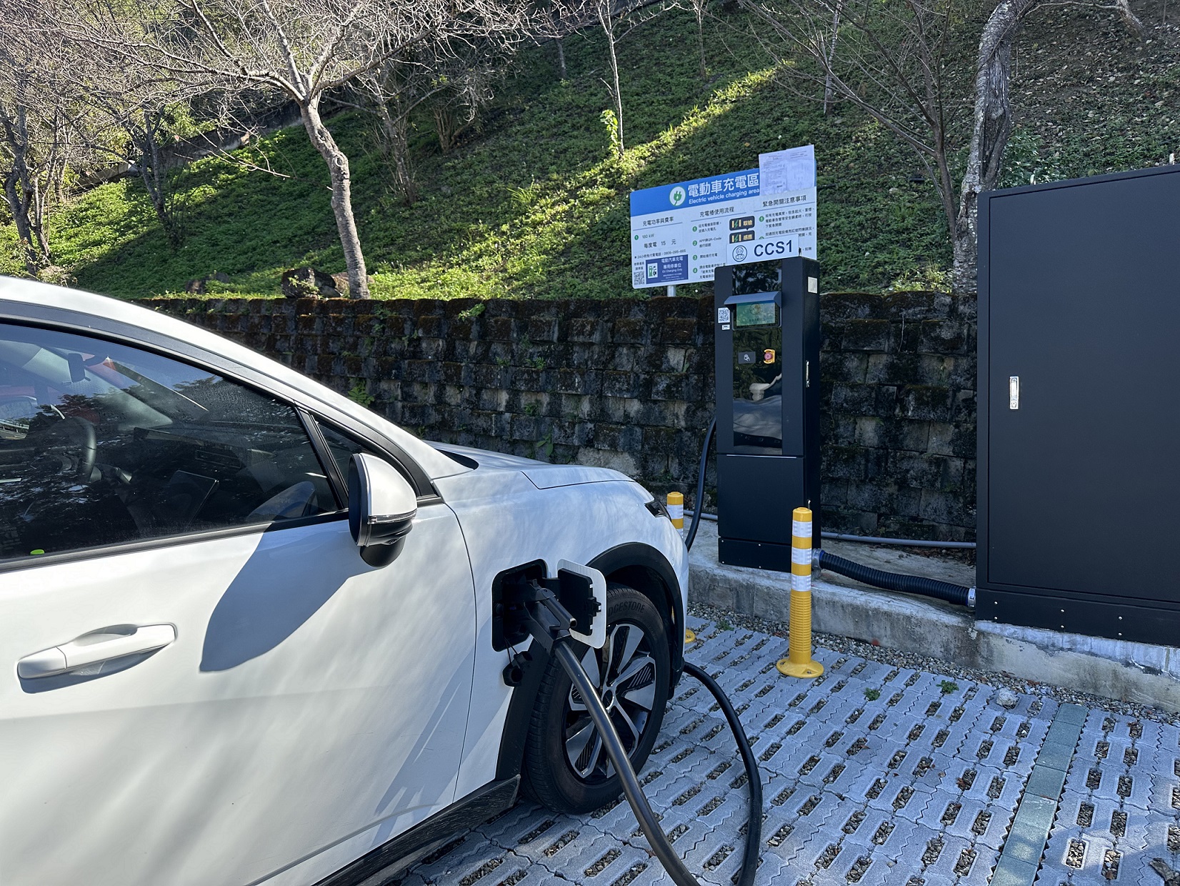 遠傳助打造桃園七大風景區公有停車場充電站，實現低碳永續旅遊，其中拉拉山遊客服務中心更是北台灣海拔最高的180kW充電站。