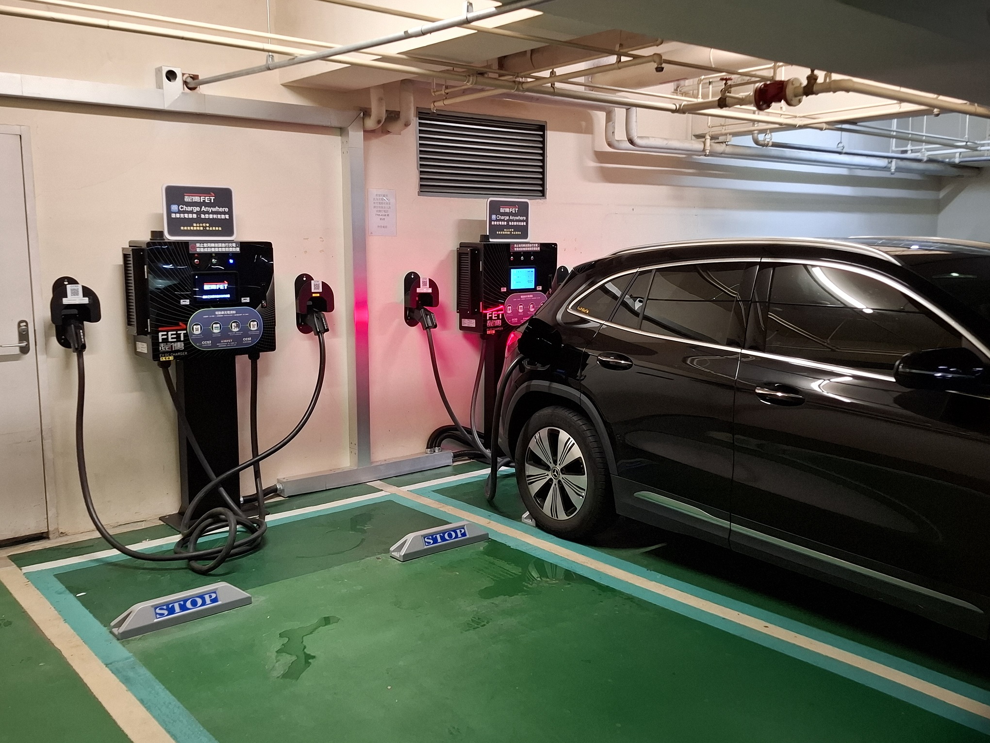二、台灣賓士電動車主只要開啟「賓士暢行」App，即可查詢到由遠傳營運並加入充電漫遊的站點，「隨插即充」輕鬆為愛車充飽電。