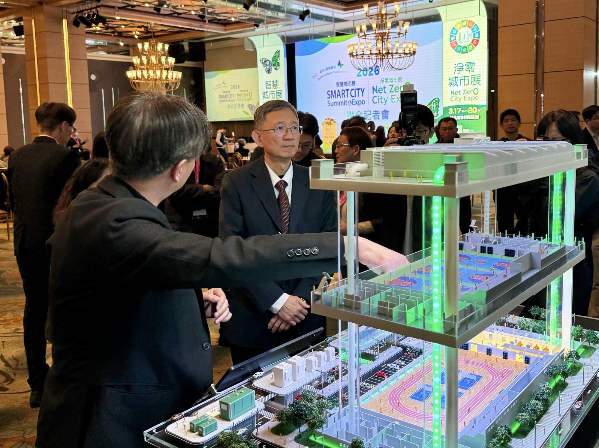 二、桃園市副市長王明鉅(右)蒞臨遠傳攤位，由遠傳資訊暨數位轉型科技群智慧城市解決方案部協理張文津(左)接待。