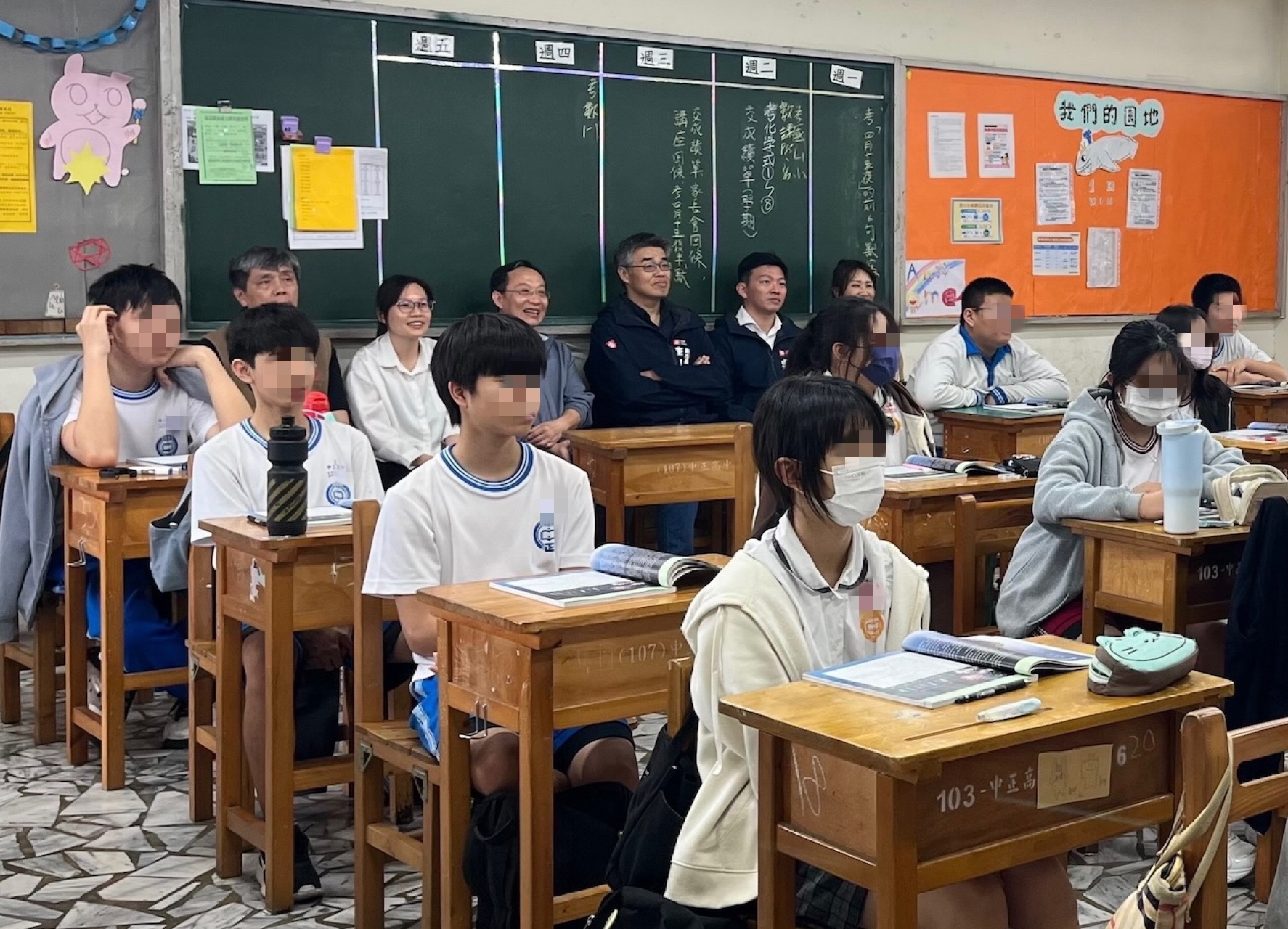 二、遠傳針對國小、國中與高中職「班班大螢幕」規劃差異化的AI學習方案。高雄市副市長李懷仁(後排右3)本月初前往中正高中實地觀摩教學示範。