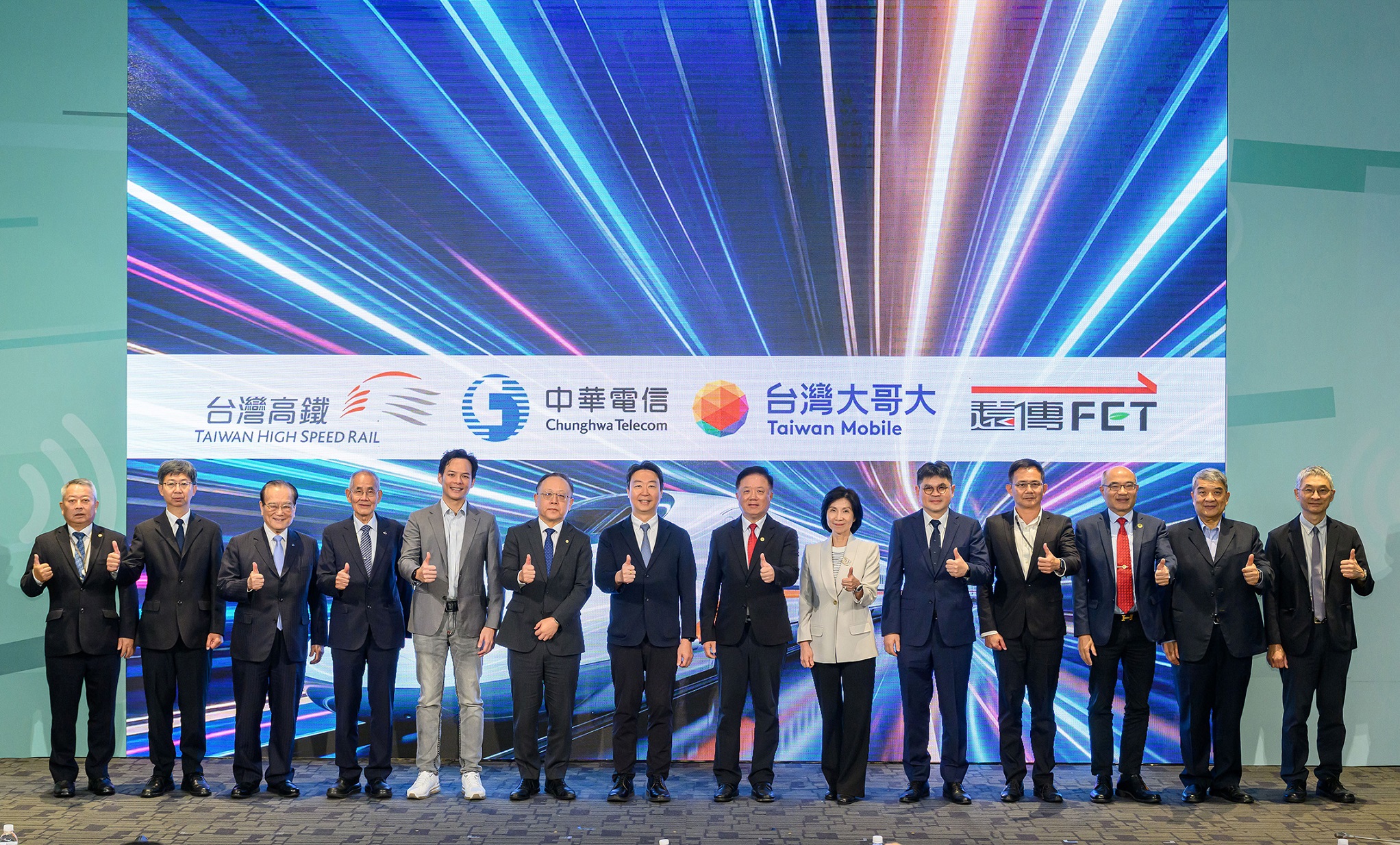 二、台灣高鐵攜手三大電信業者啟動「高鐵2.0」全線通訊品質升級計畫，預計2027年底完成全線通訊品質提升，讓旅客享有優質的行動網路體驗。