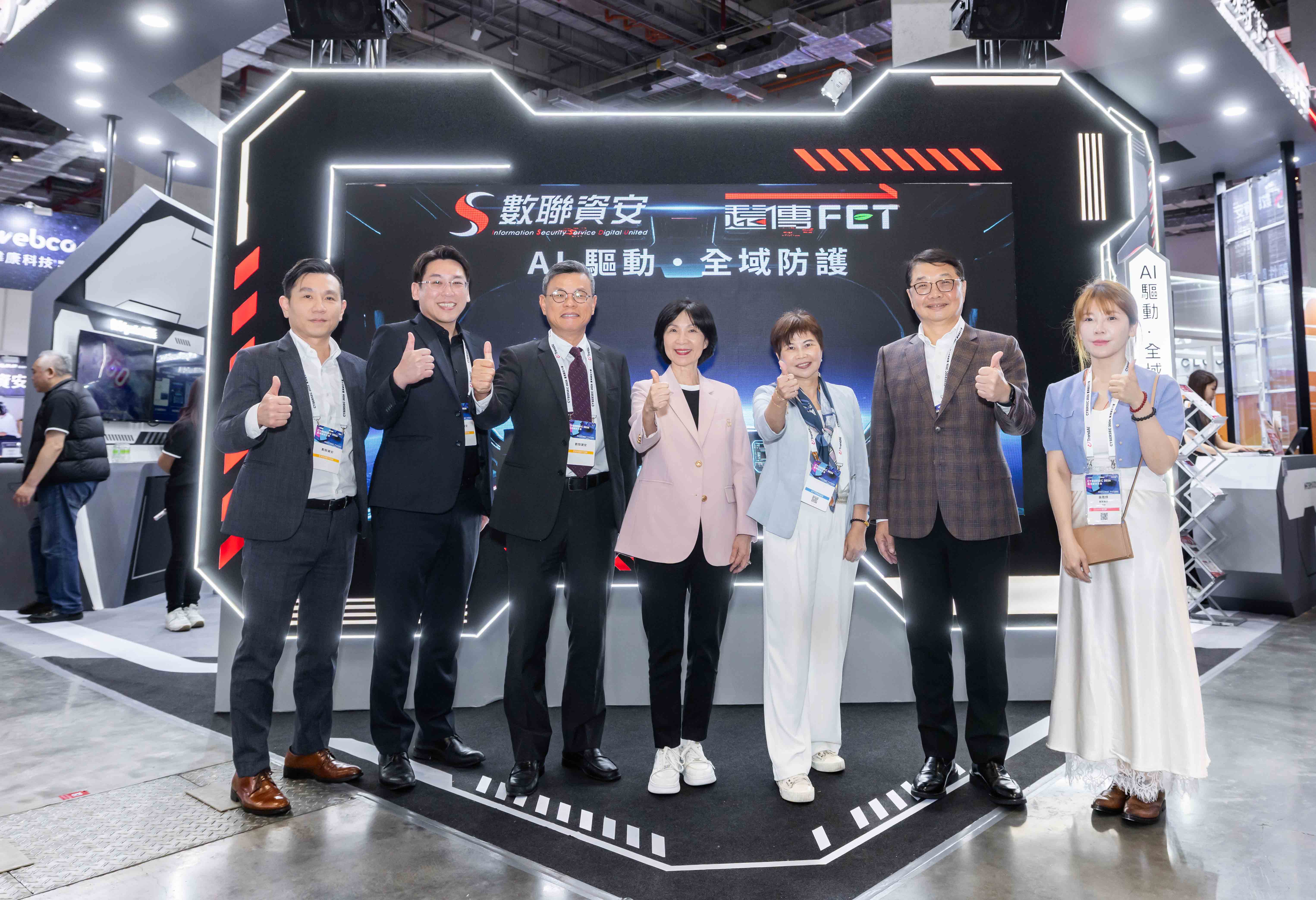 數聯資安總經理李明憲(左三)率領數聯團隊與遠傳總經理井琪(中)合影。