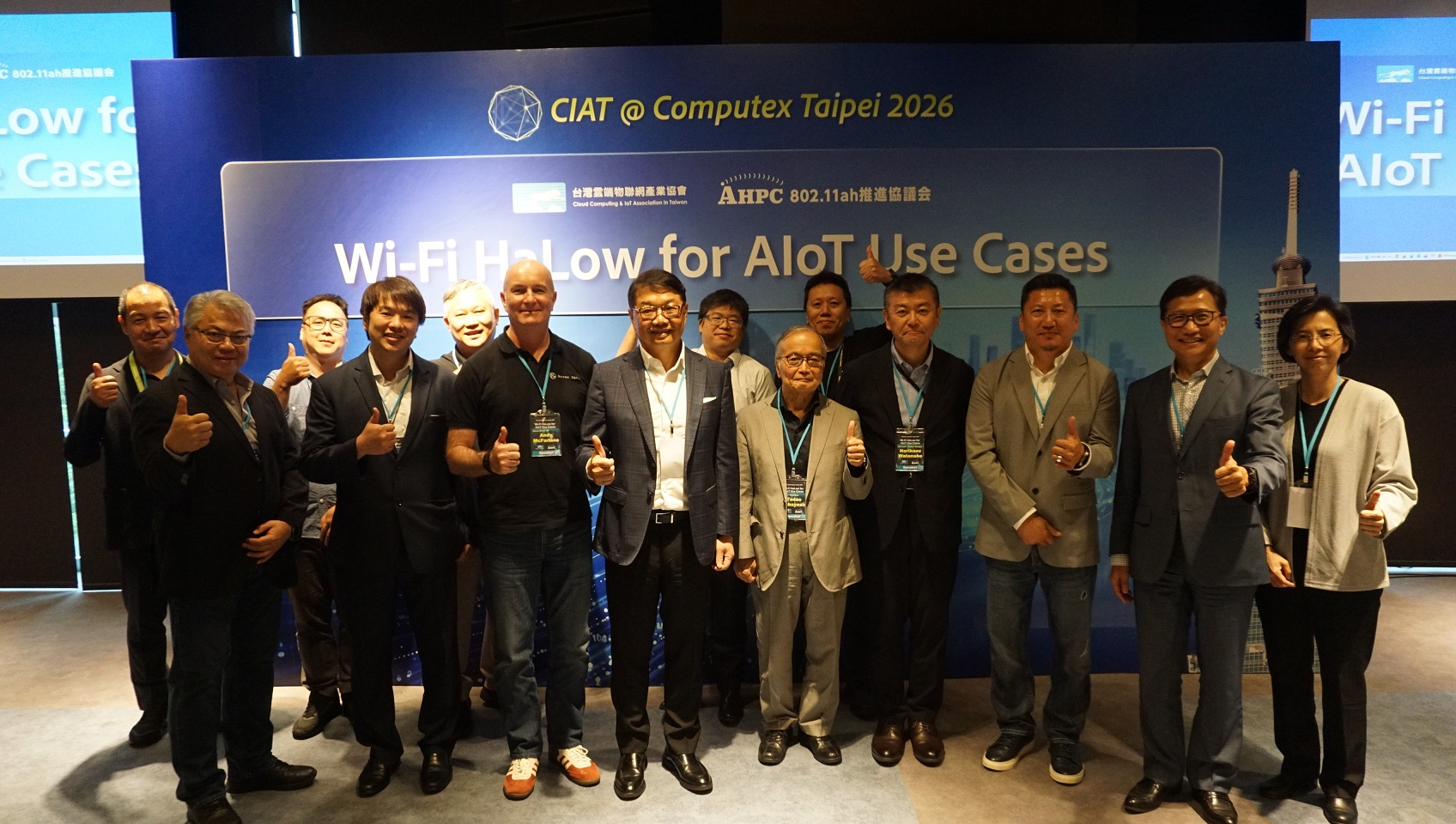遠傳企業客戶執行副總暨雲協 Beyond 5G SIG 總召集人曾詩淵(前排左四)，率遠傳團隊與現場產業專家進行交流
