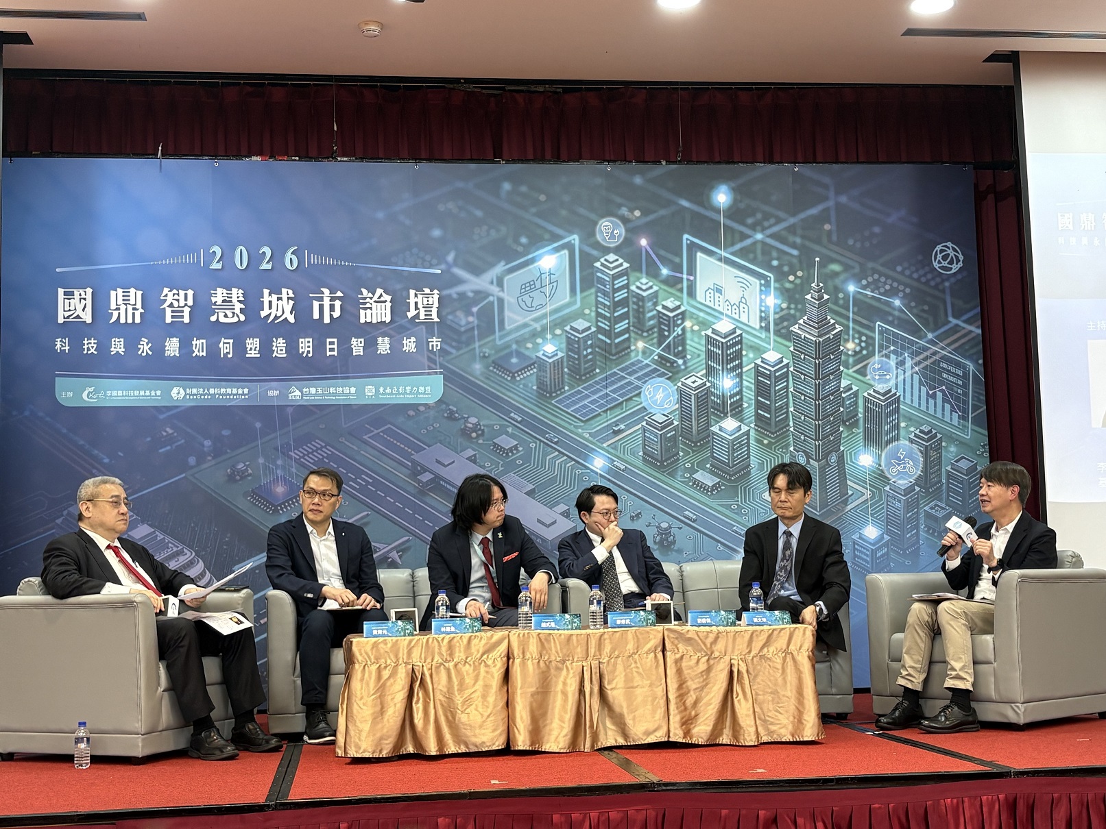 遠傳智慧城市負責人張文津協理(右一)與李國鼎科技發展基金會副董事長黃齊元 (左一)、台北市政府資訊局局長趙式隆 (左三)、高雄市政府資訊處處長劉俊傑 (右三)等產官代表探討智慧城市發展議題。