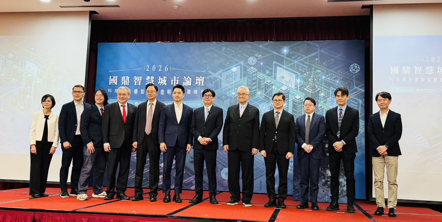 遠傳智慧城市負責人張文津協理(右一)，與台北市長蔣萬安（左六）、桃園市長張善政（左五）、高雄市長陳其邁（右六）、李國鼎科技發展基金會董事長王伯元(右五)共同出席2026國鼎智慧城市論壇。