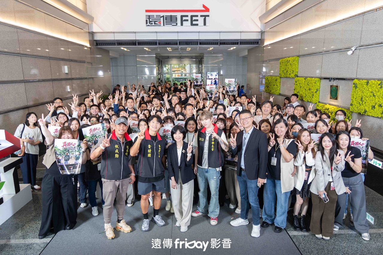 圖1、韓綜《真男人的旅行法》第二季抵台開拍，主持群首訪遠傳總部與粉絲熱情合影。(最前排左起)秋成勳、金鐘國、遠傳總經理井琪、ZICO、遠傳娛樂事業營運長蔡俊榮。