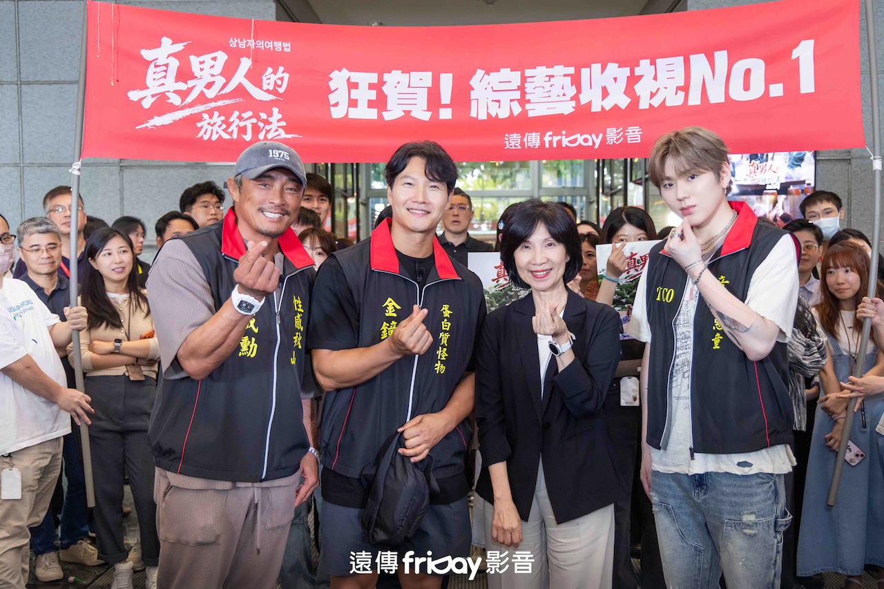 圖2、秋成勳(左1)、金鐘國(左2)、ZICO(右1)驚喜換上遠傳致贈的台味宮廟背心，與遠傳總經理井琪(右2)合影留念。