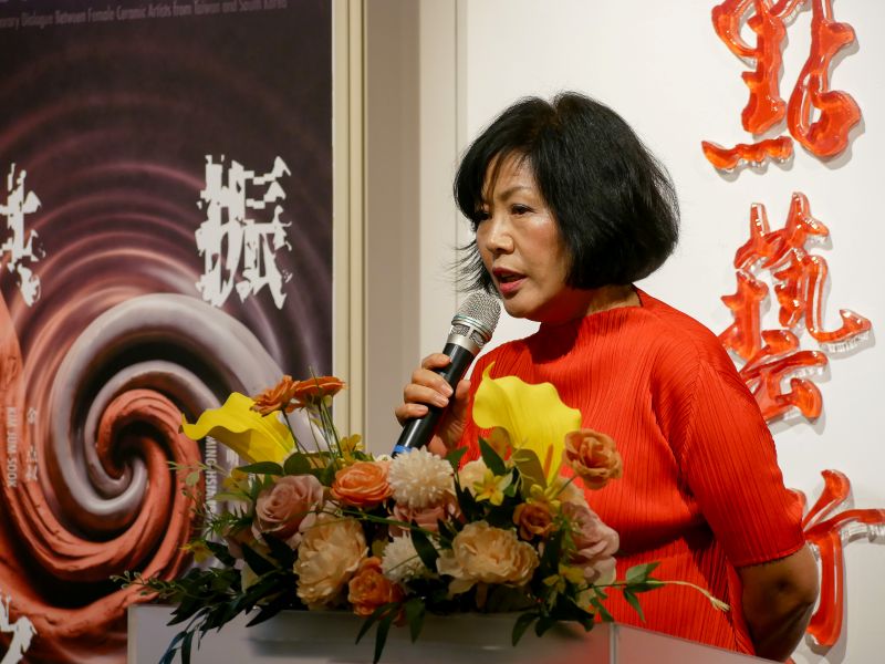 來自韓國的藝術家韓一淑 ( HAN IL SOOK )，以泥土承載深層的歷史感知與身體記憶，展現女性創作者獨特的生命經驗。在《共振之形》中，她那蘊含美學秩序的器物形體，與台灣的多元流動展開跨地域交會，在空間中激盪出跨文化的感知回響，深刻詮釋了當代女性在陶藝創作中的精神向度與無限可能。