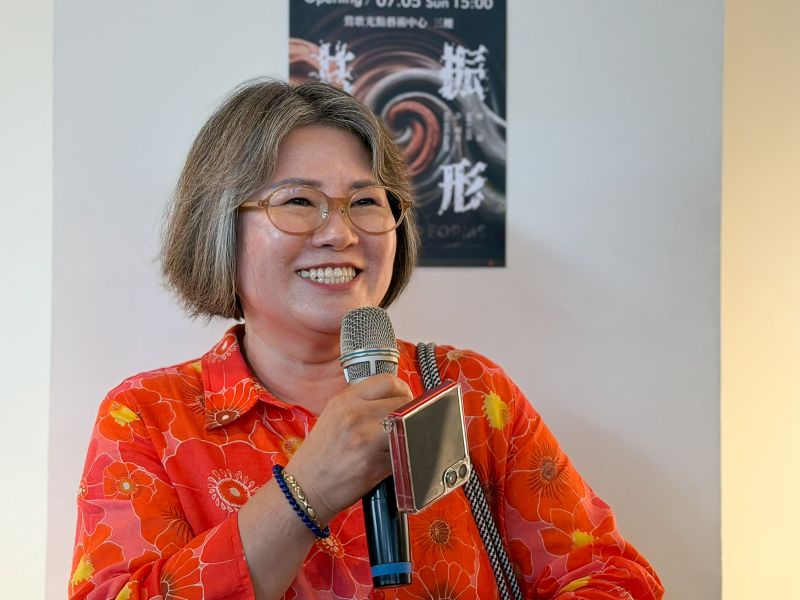 活躍於當代藝壇的韓國陶藝家金点叔 ( KIM, JUM-SOOK )，其創作深植於韓國豐厚的傳統文化底蘊，並揉合細膩的女性視角，將個人生命經驗轉化為獨特的陶藝語彙。在《共振之形》中，金点叔的作品完美承載了韓國陶藝中內斂、節制與極具精神性張力的東亞哲思。她以泥土為媒材，深刻回應關於文化記憶與當代身份的議題。