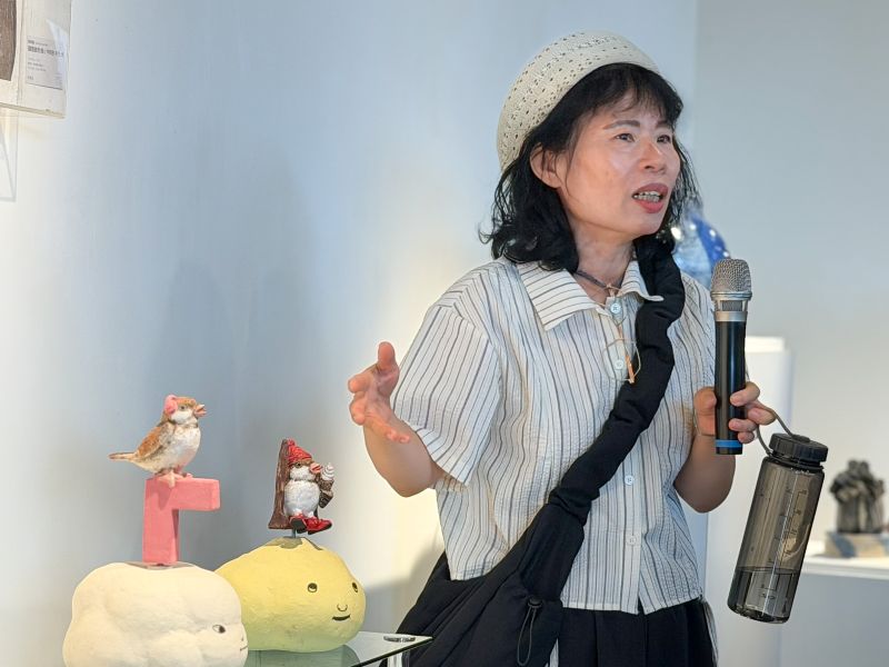 許明香老師投身陶塑創作逾三十年，作品深具人文關懷，時常融入臺灣在地記憶與深厚的家族情感 。在【共振之形】展覽中，她的創作完美呼應了女性創作者以生命經驗回應土地、家庭與身份議題的核心理念 。