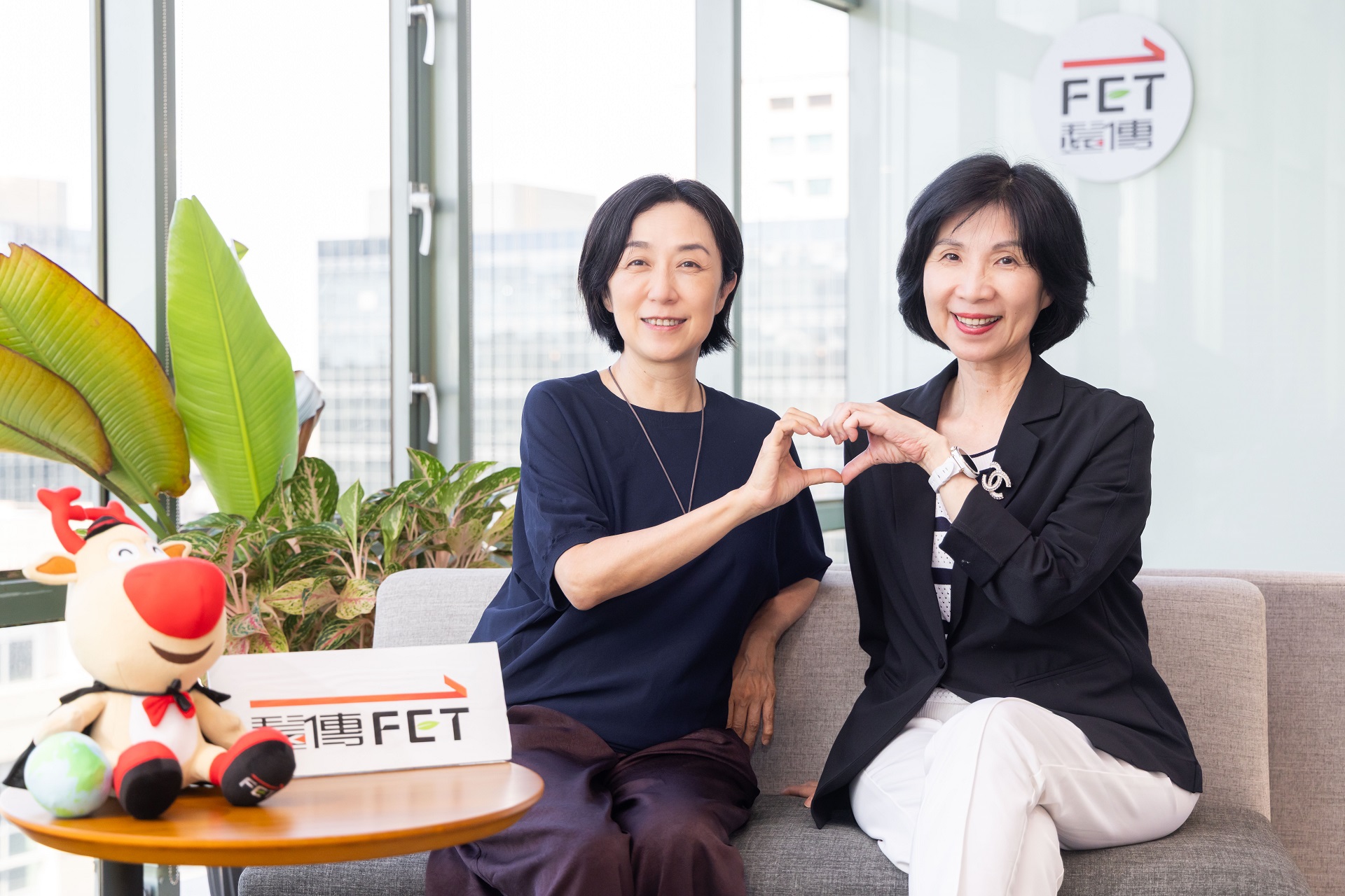圖一：《HER VOICE &mdash; 無所畏懼的女聲》演唱會由遠傳電信總經理井琪(右)、綠光創藝董事總經理黃韻玲(左)共同擔任推手，盼鼓舞女性勇敢無畏。