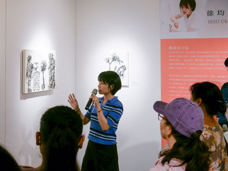 藝術家徐均育親自帶領現場來賓參觀展覽，逐一介紹作品的創作背景、材料運用與製作方法
