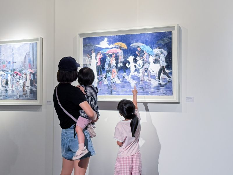 觀眾從不同角度走進畫面，理解作品背後的構思。