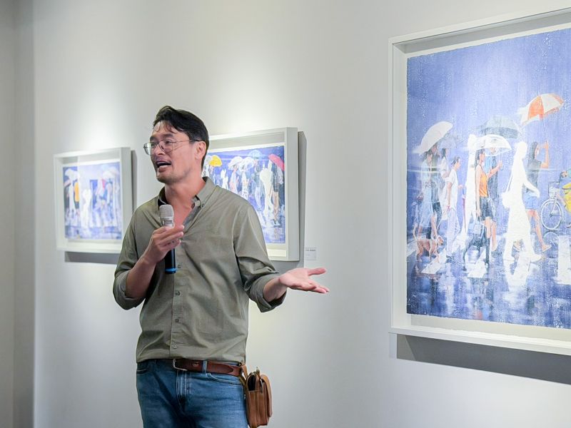 活動中，薛宏瑋親自帶領現場民眾導覽作品，逐一介紹創作理念，以及藏在每幅畫作中的細節與巧思。