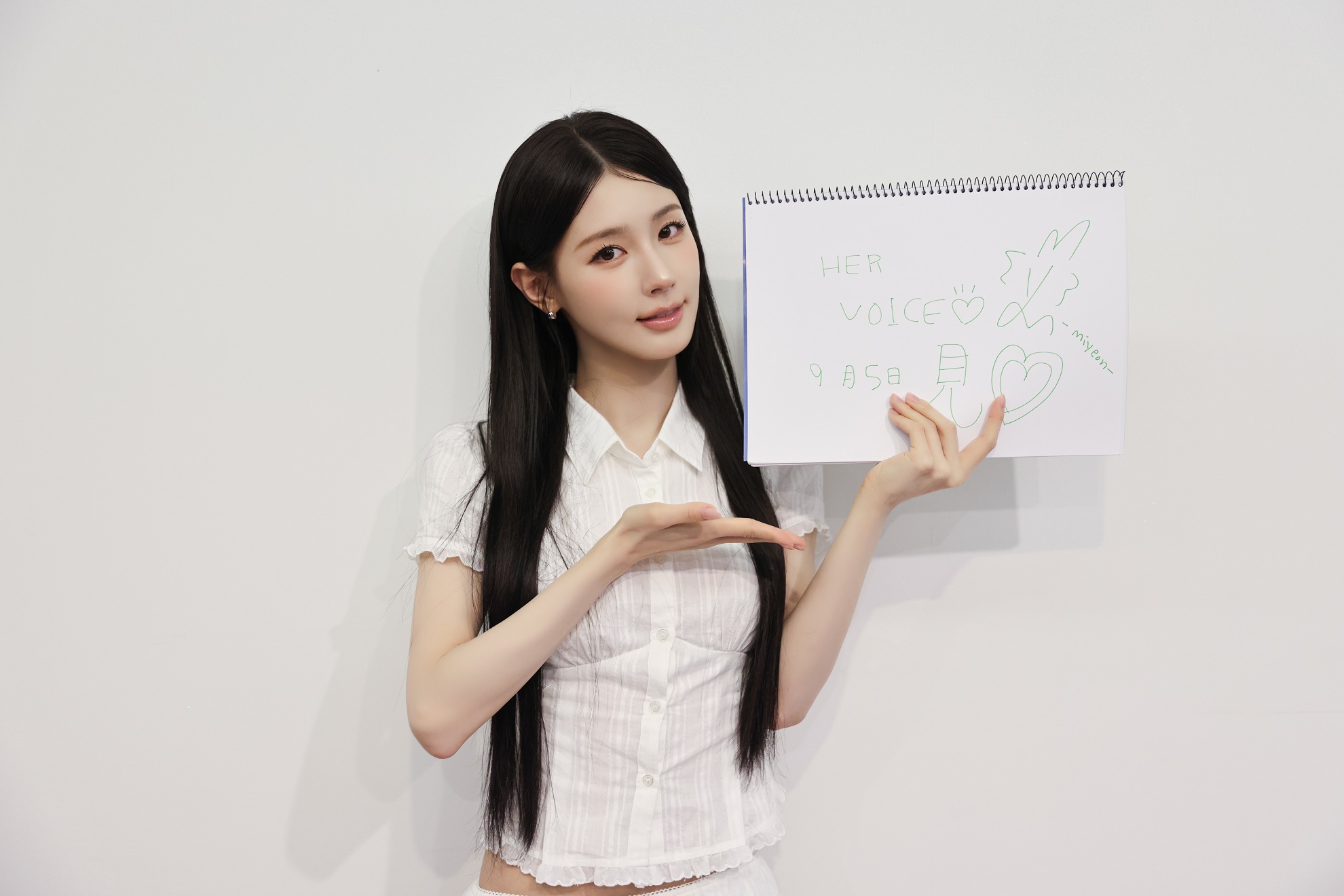 i-dle(아이들)成員主唱薇娟(MIYEON)親筆以中文邀請粉絲來現場見證她登上《HER VOICE》舞台。（照片：CUBE Entertainment 提供）