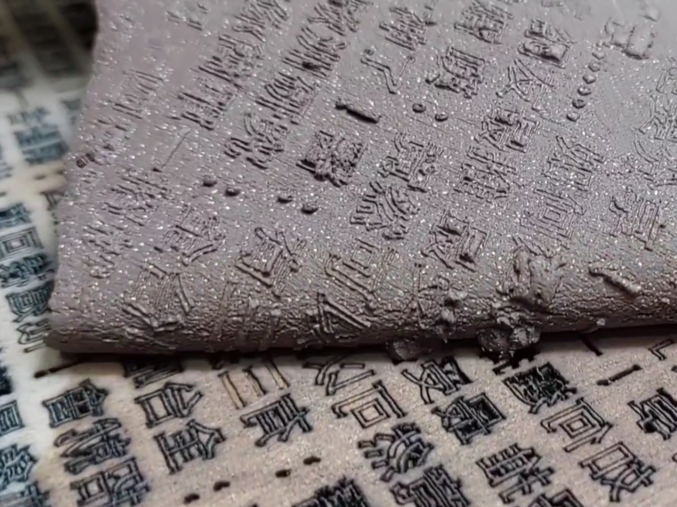 卓惟《鏈結—同溫層》作品導覽系列第二集，由藝術家親自帶領觀眾靠近作品，從陶瓷鏈環上的多國文字、壓印痕跡與製作方式，進一步認識藏在作品表面之下的創作思考