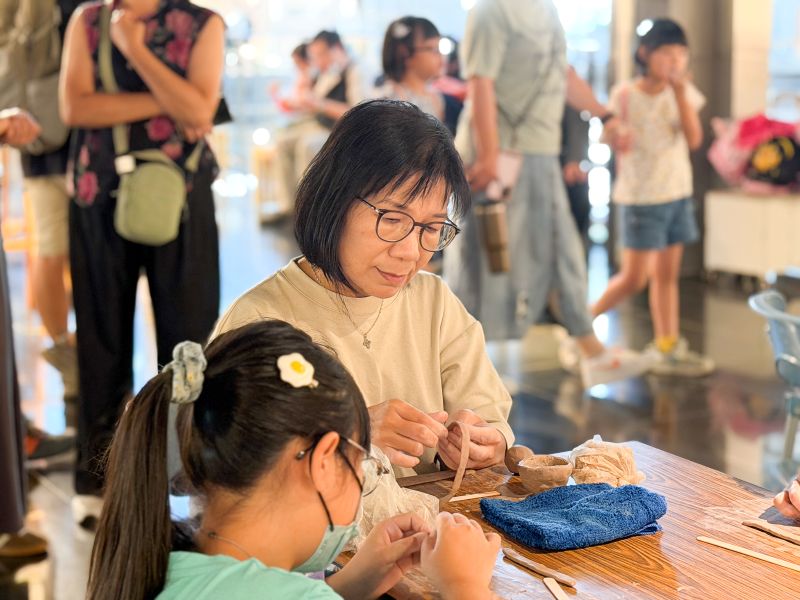 參與者專注於指尖與陶土接觸的感受，親子家庭也在彼此陪伴與分享中共同完成創作練習，現場洋溢著笑聲與溫暖的互動
