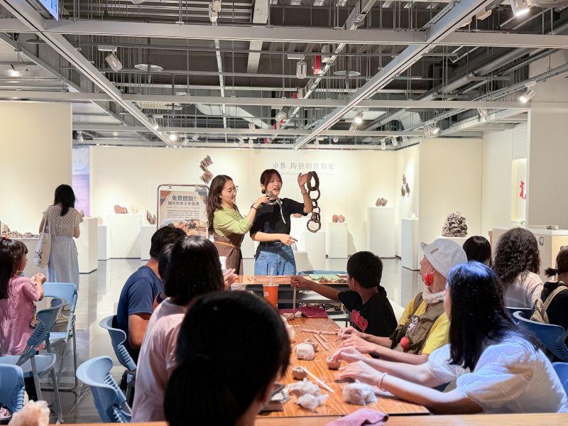 鶯歌光點美學館於10月10日在三樓光點藝術中心舉辦「鏈結你的手作靈魂」免費陶藝體驗活動，由新銳陶藝創作者卓惟親自指導，帶領參與民眾認識陶藝結構鏈結技法