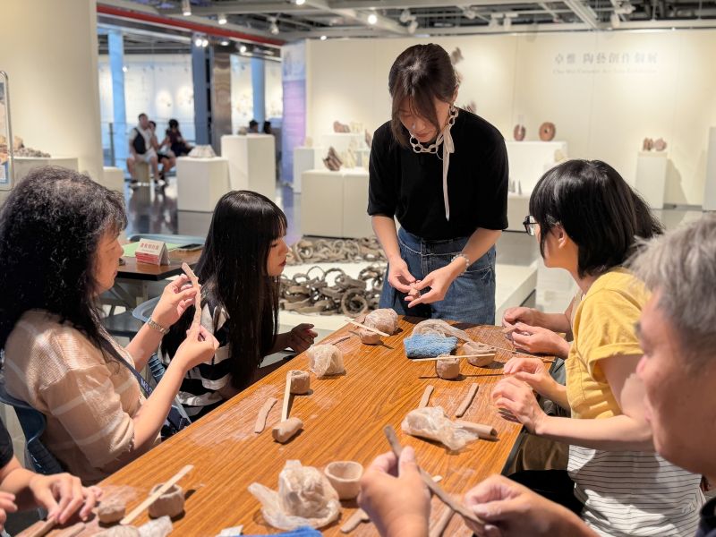 本次活動配合其個展《低語—卓惟陶藝創作個展》舉辦，讓民眾不只透過展覽欣賞作品，也能與藝術家近距離互動，實際感受陶土塑形及結構組合的創作樂趣
