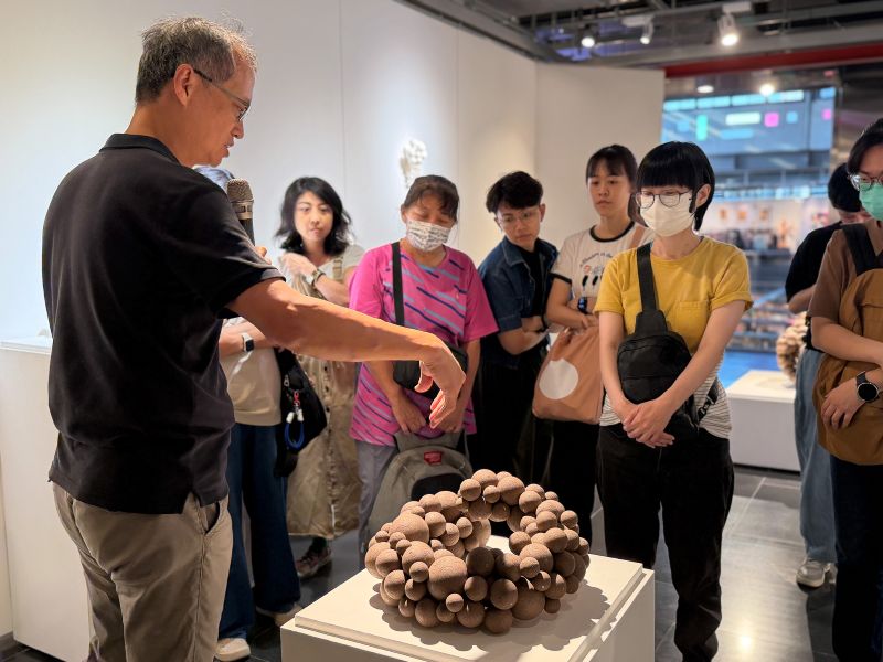 鶯歌光點美學館於10月10日在三樓光點藝術中心舉辦「與藝術家有約」導覽活動，邀請陶藝家卓銘順親自帶領觀眾走進創作個展《沃土》