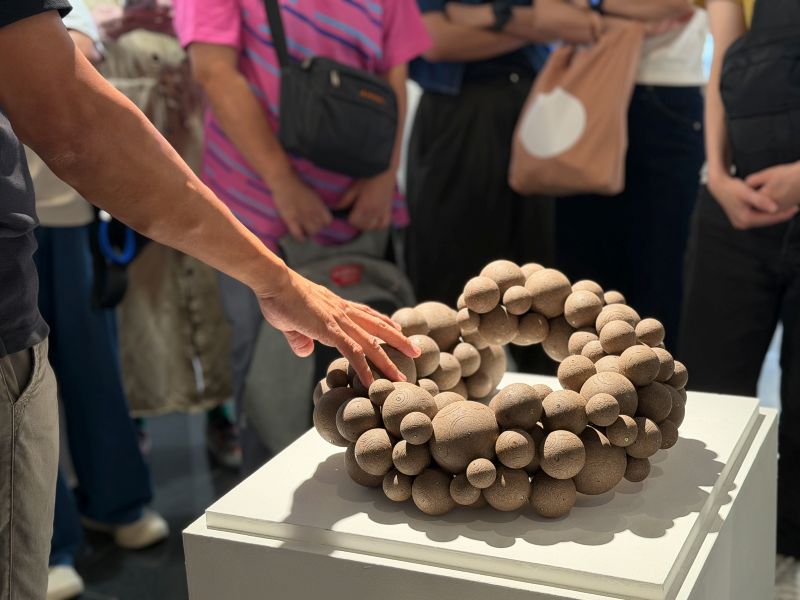 透過藝術家的分享與現場示範，深入認識作品背後的生活經驗、土地情感與創作歷程