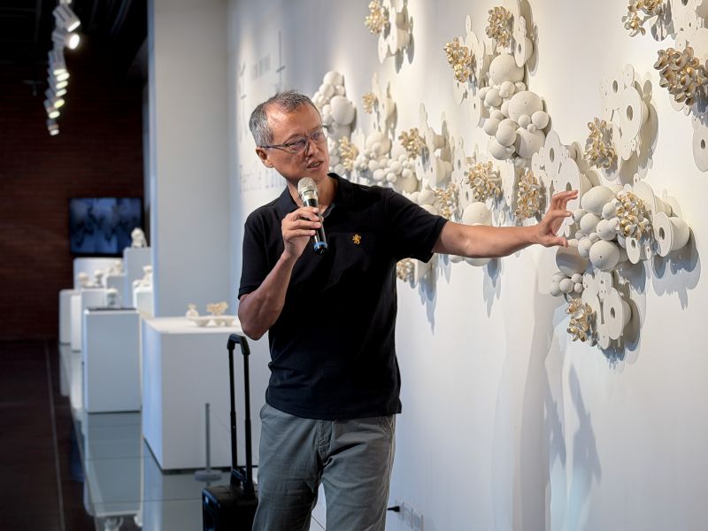 導覽過程中，卓銘順依序介紹展場作品，從創作背景、造型構思到材質運用，帶領觀眾一步步理解作品的內涵